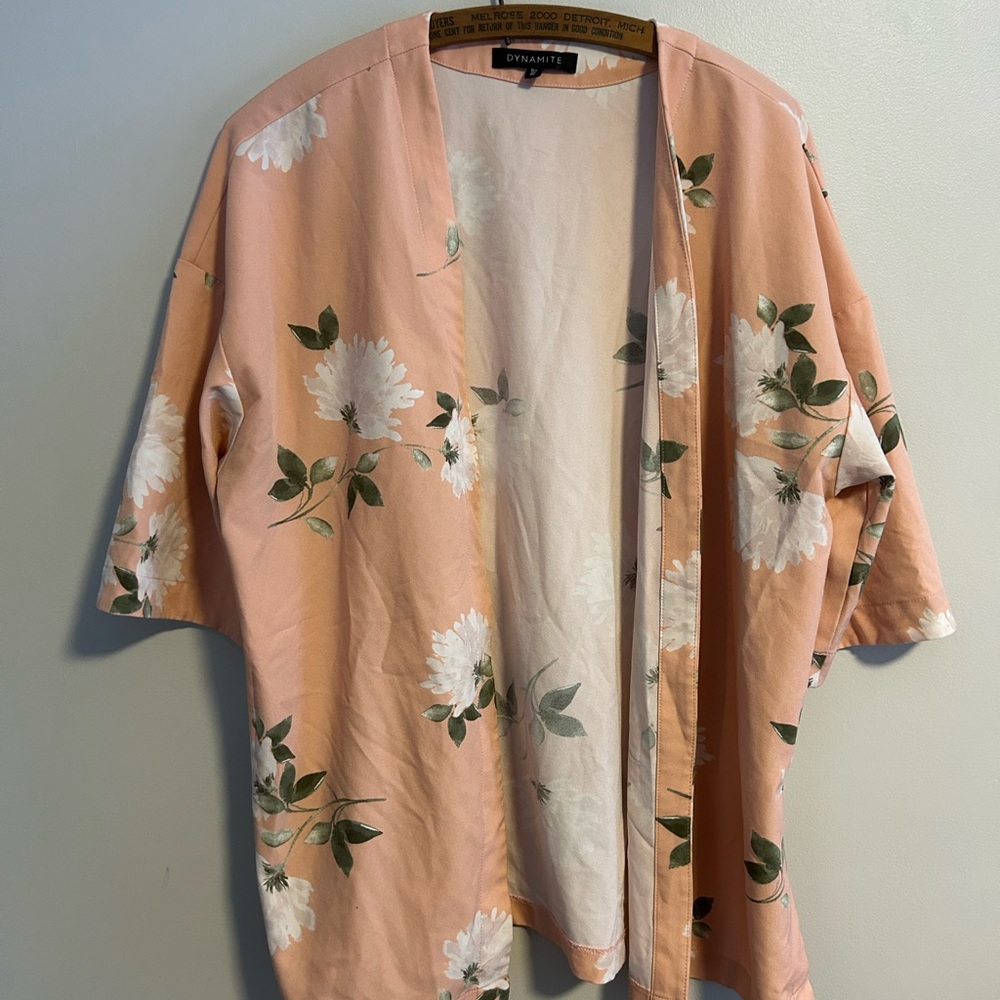 (3/$20) Dynamite large pink and White floral Kimono